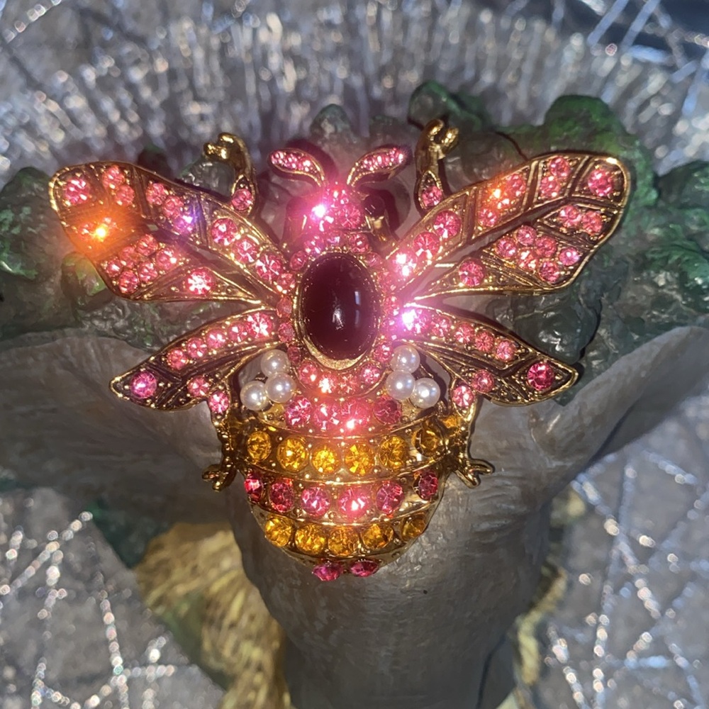 Bee-happy! PINK & GOLD Bee Brooch! - Picture 4 of 7